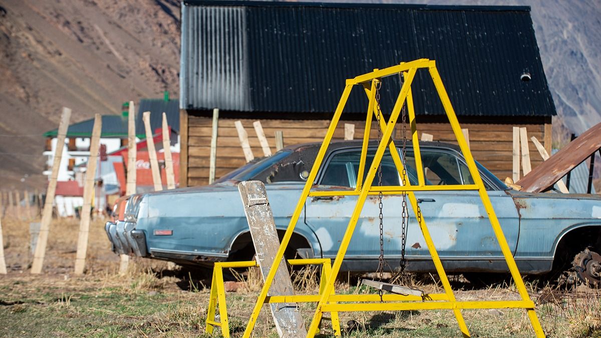 Juegos infantiles y dos Ford Fairlane; objetos que reciben a quien vaya a visitar al entrevistado.