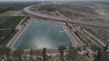 Suarez inauguró un reservorio de agua que permite flexibilizar el riego