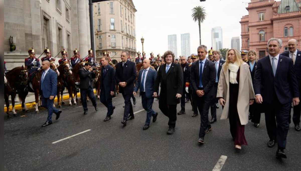La imagen del "gabinete unido", tras la salida del Tedeum.