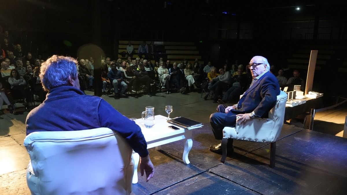 Unos 400 oyentes de Radio Nihuil colmaron la sala de la Nave Cultural para celebrar con Osvaldo Granados y Andrés Gabrielli los 20 años de Primeras Voces