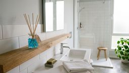 Consigue que tu baño tenga una fragancia perfumada. Imagen: creada con IA (Gemini).