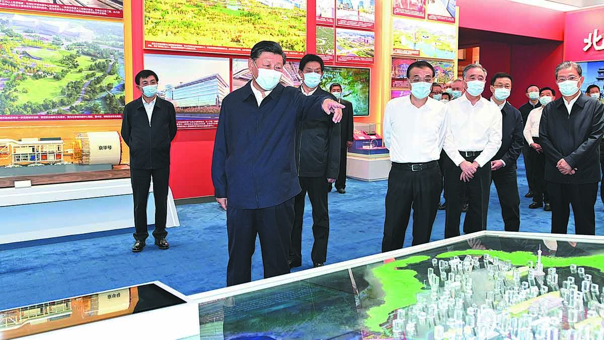 El presidente Xi Jinping y otros líderes visitan una exposición el 27 de septiembre en el Centro de Exhibiciones de Beijing que muestra los grandes logros del Partido Comunista de China y el país durante la última década. XIE HUANCHI / XINHUA