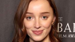 La actriz Phoebe Dynevor interpreta a Alexandra en la película de Netflix.