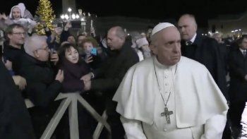Tras darle un chirlo a una creyente, el Papa condenó la violencia contra las mujeres