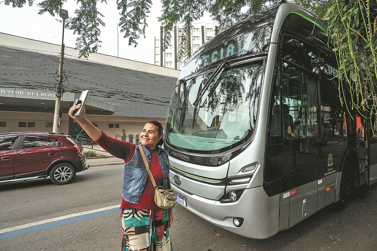 Una turista posa con un autobús eléctrico BYD en Sao José dos Campos, estado de San Pablo, Brasil. WANG TIANCONG / XINHUA
