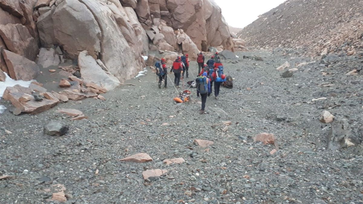 Bajaron los cuerpos de los andinistas y hubo mucha emoción de los familiares