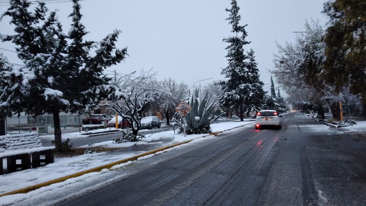 Por las lluvias y nieve sobre la calzada recomendaron circular con mucho cuidado para evitar accidentes.