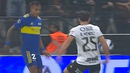 Sebastián Villa enfrenta a Bruno Méndez y la pelota da en la mano del brasileño.