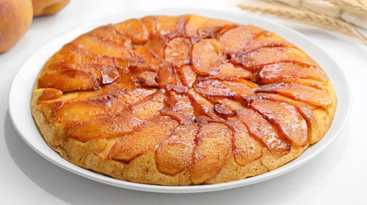 La tarta de manzana en sart&eacute;n se hace con una receta que lleva simples ingredientes y pasos f&aacute;ciles de seguir.