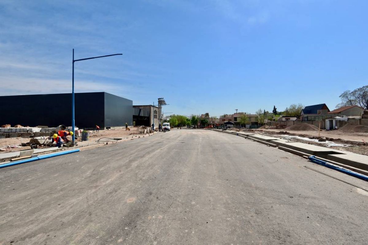 La obra comprende la habilitación de nuevas calles para los vecinos de Godoy Cruz. La obra comprende la habilitación de nuevas calles para los vecinos de Godoy Cruz.