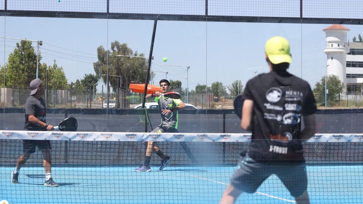 El AJPP 2000 de Maipú, con El Torreón de fondo, se juega en el Kondor Club (UNO/Cristian Lozano) El AJPP 2000 de Maipú, con El Torreón de fondo, se juega en el Kondor Club (UNO/Cristian Lozano)