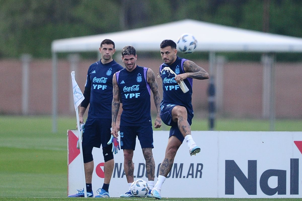 Paredes, De Paul y Dibu Martínez tras el entrenamiento de este martes Paredes, De Paul y Dibu Martínez tras el entrenamiento de este martes