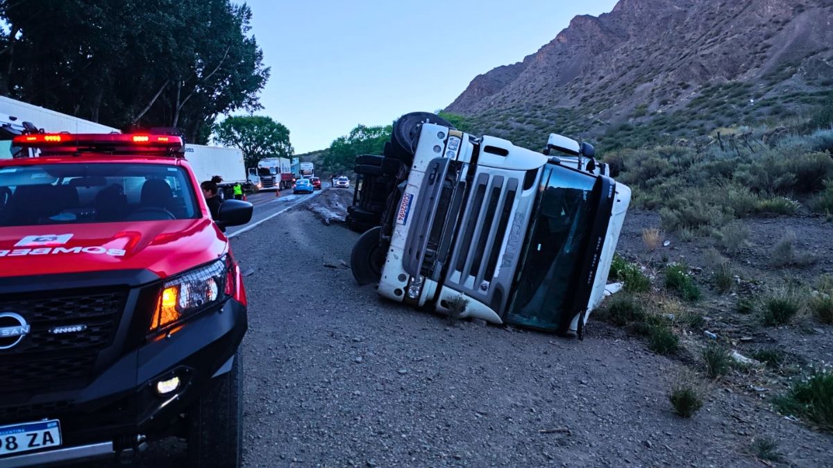 El accidente del camión causó demoras en el tránsito.