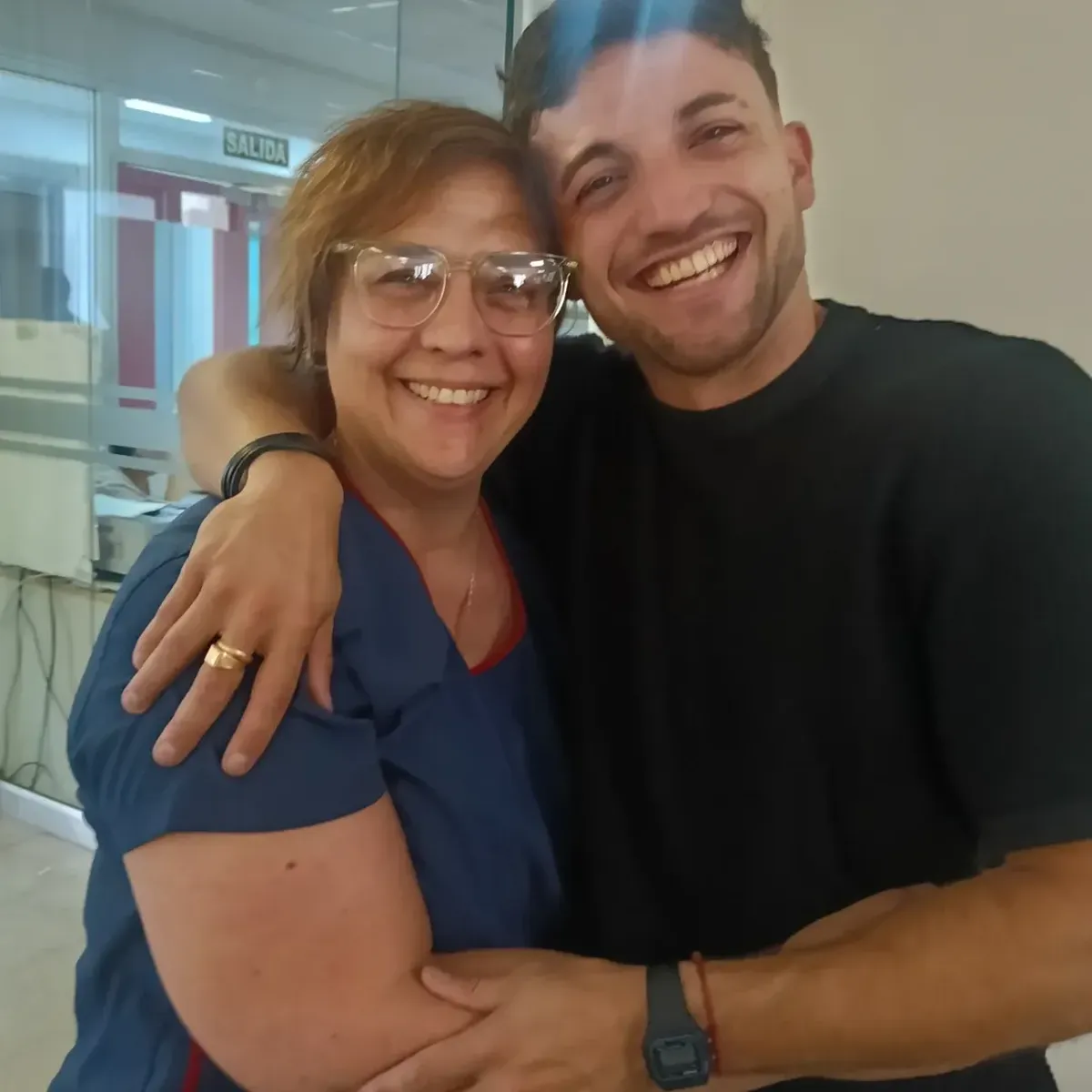 Ignacio Heinze junto a una trabajadora del Hospital Central. Ignacio Heinze junto a una trabajadora del Hospital Central.