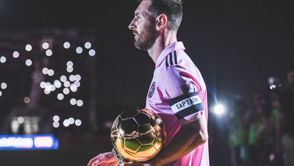 Messi presentó ante la afición del Inter su octavo Balón de Oro, aunque la presencia no fue masiva como se esperaba. Messi presentó ante la afición del Inter su octavo Balón de Oro, aunque la presencia no fue masiva como se esperaba.