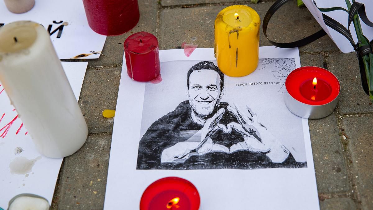 Mientras rinden homenajes a Alexei Navalny, el opositor ruso muerto en prisión, más de 400 personas fueron detenidas Mientras rinden homenajes a Alexei Navalny, el opositor ruso muerto en prisión, más de 400 personas fueron detenidas