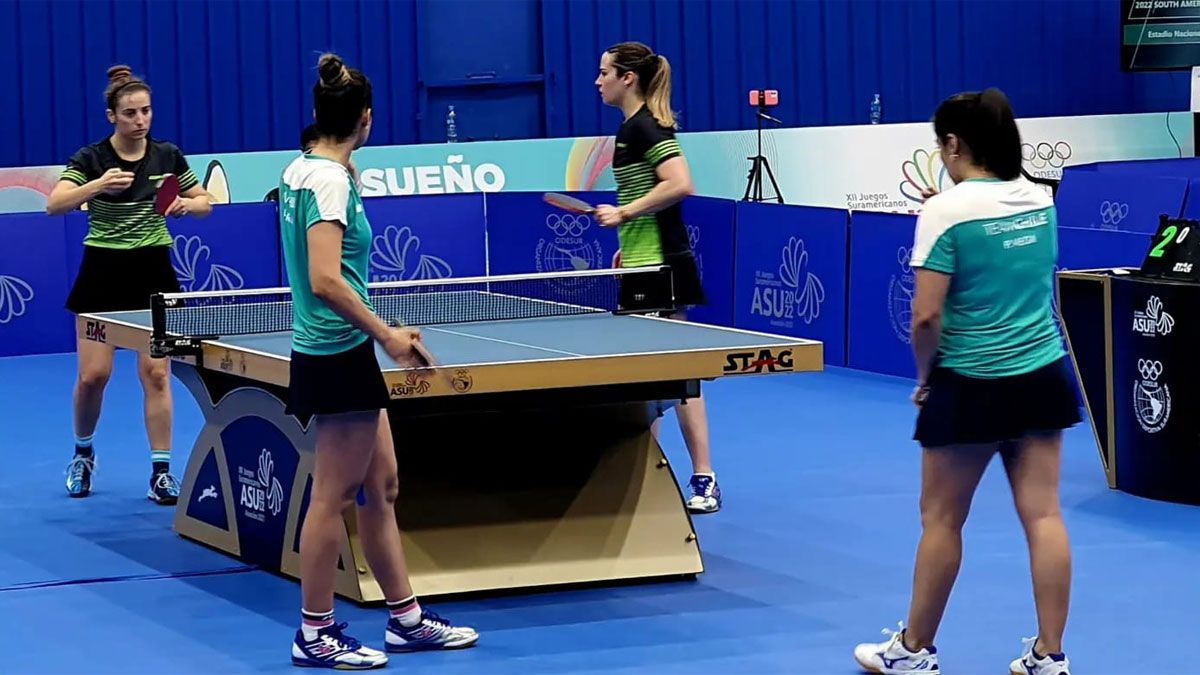 Camila Argüelles y Candela Molero, de negro y verde, cayeron en la final de dobles del tenis de mesa de los Juegos Odesur 2022.