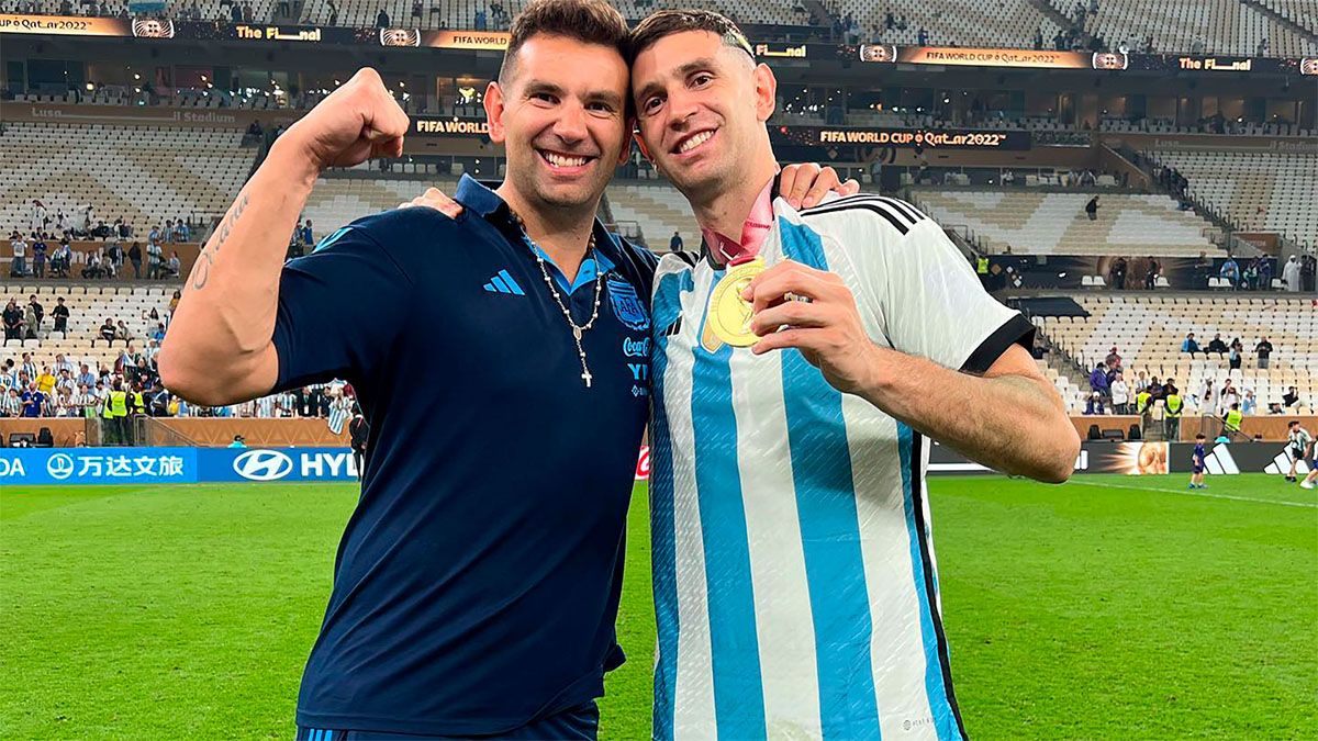 El Dibu Martínez y su hermano Alejandro.