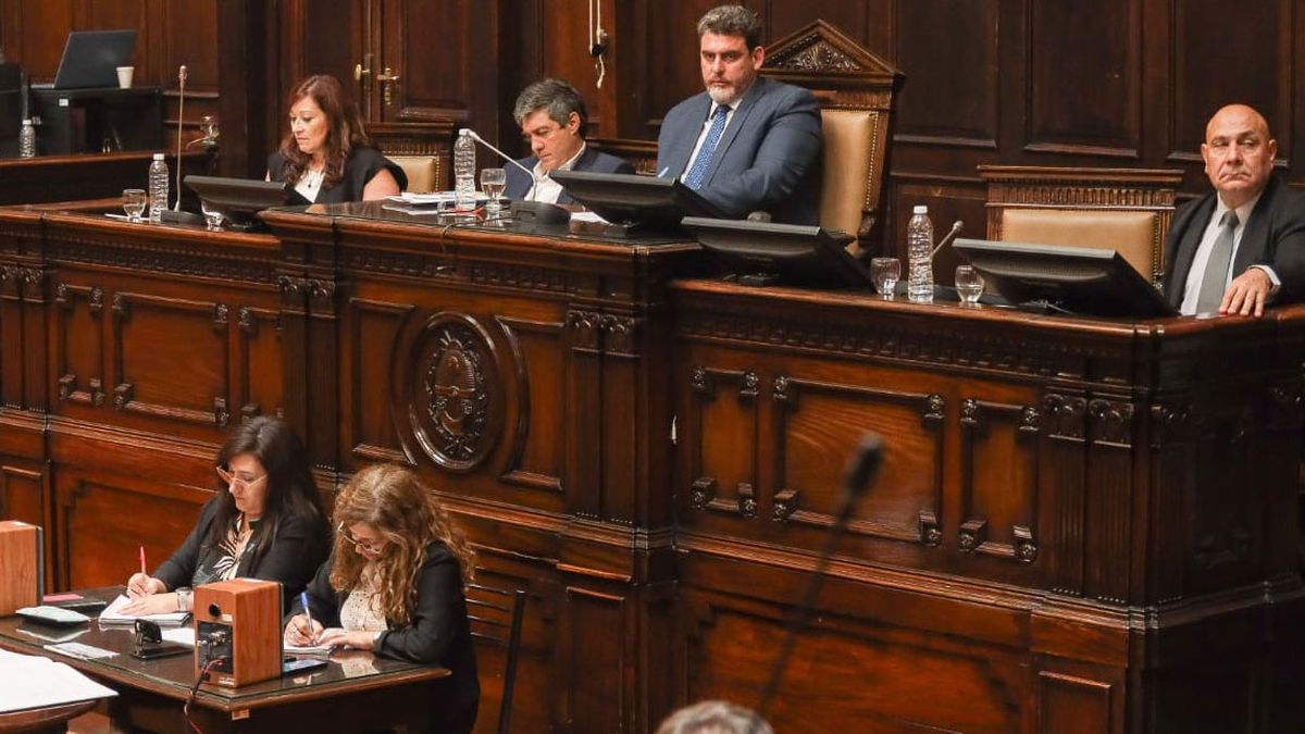 Con Kerchner presidiendo la sesión, el Senado aprobó la DIA de PSJ Cobre Mendocino y le dio luz verde a la minería. Con Kerchner presidiendo la sesión, el Senado aprobó la DIA de PSJ Cobre Mendocino y le dio luz verde a la minería.