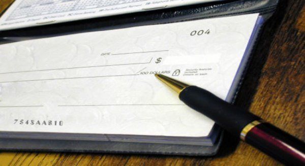 Cayeron dos timadores que entregaron cheques robados y adulterados