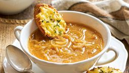 Sopa de cebolla francesa.