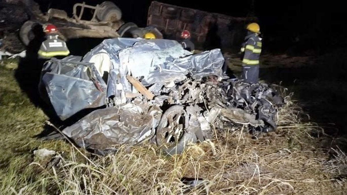 El hombre que perdió la vida en un accidente, conducía un auto Audi y chocó de frente con un camión.