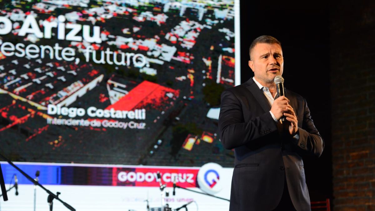 El intendente de Godoy Cruz, Diego Costarelli, convocó al sector privado para trabajar en conjunto en el Espacio Arizu. El intendente de Godoy Cruz, Diego Costarelli, convocó al sector privado para trabajar en conjunto en el Espacio Arizu.