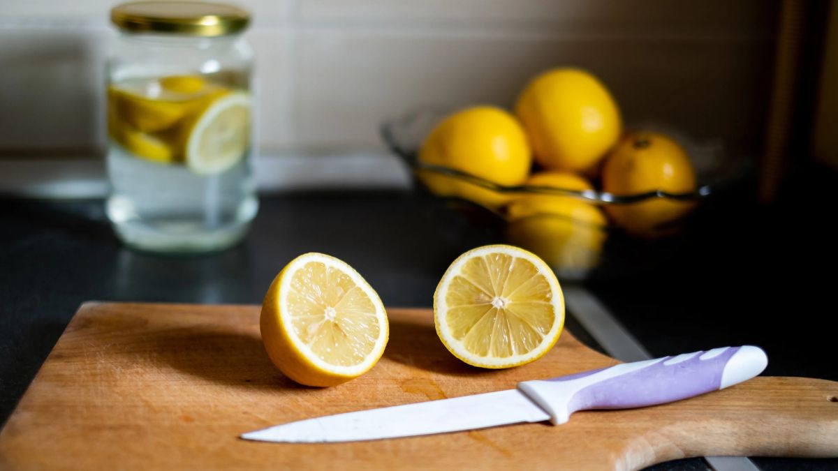 Limpiar una tabla con sal y limón es una de las mejores formas de desinfectarla.