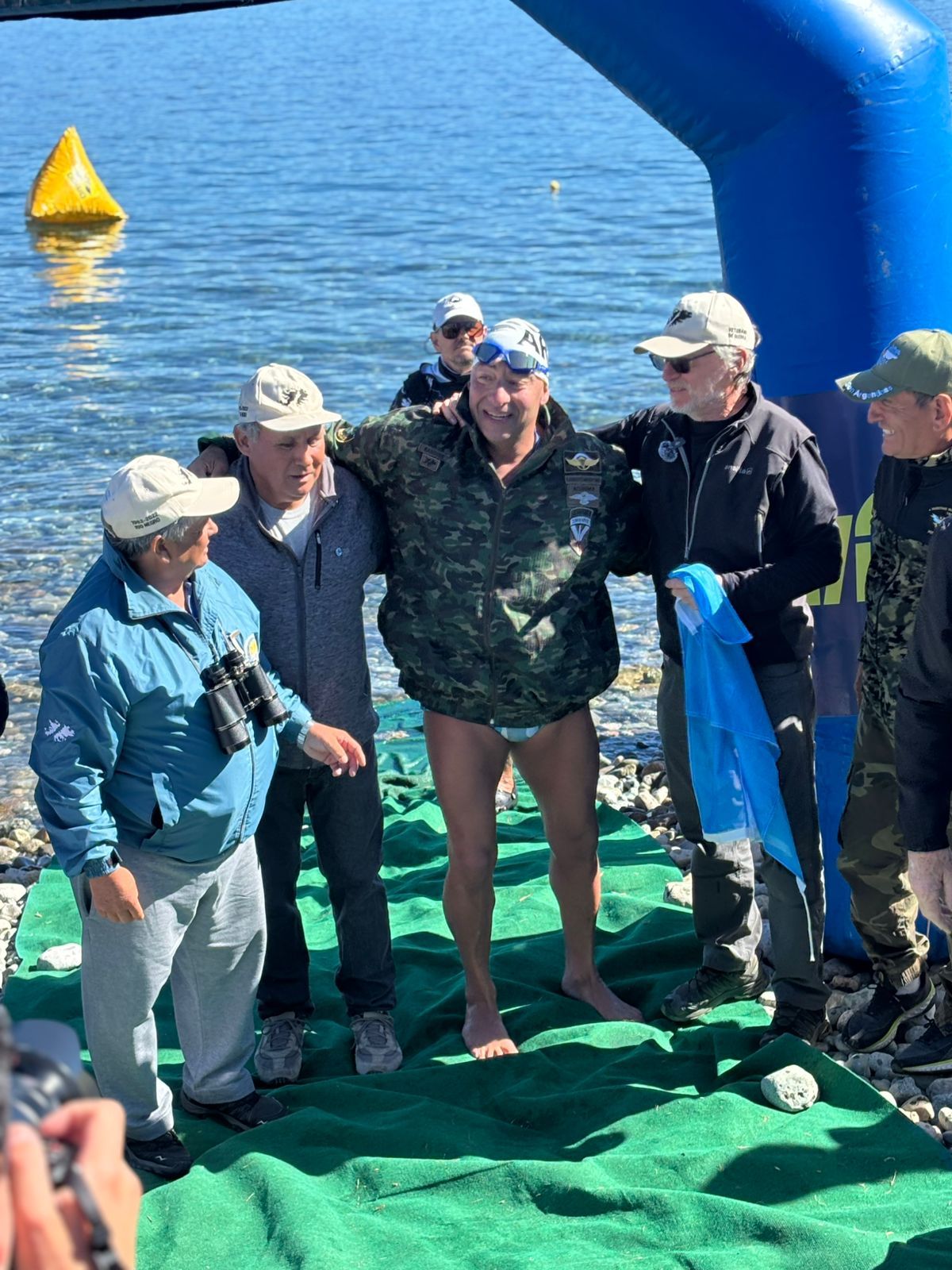 Gustavo Oriozabala con la campera que utilizó Barrios en la Guerra de Malvinas. Gustavo Oriozabala con la campera que utilizó Barrios en la Guerra de Malvinas.