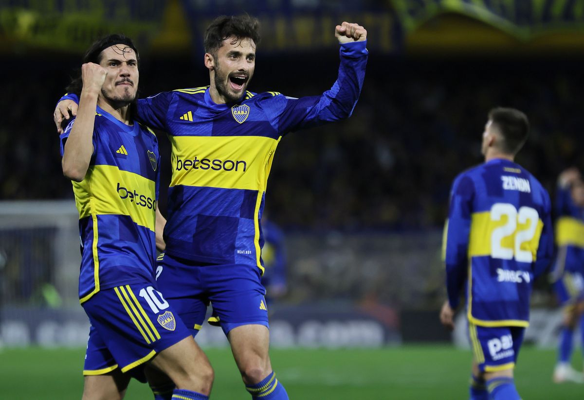 Uruguayos: Cavani y Saracchi.