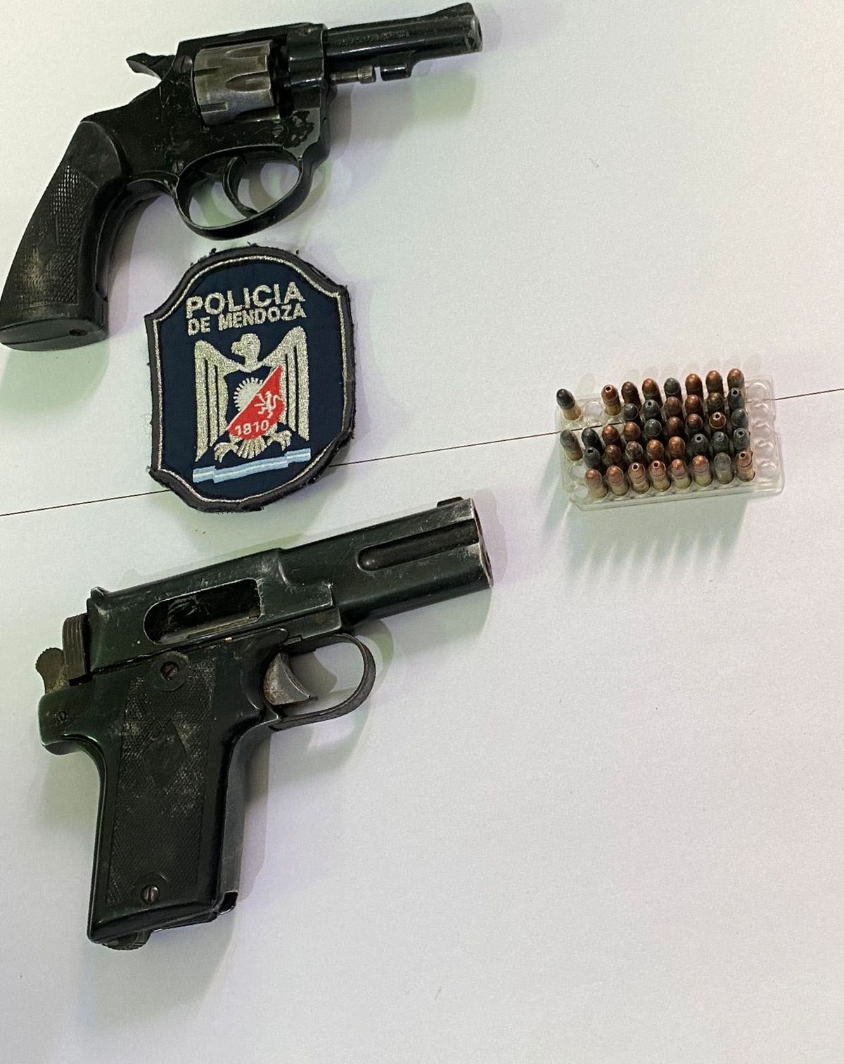 En la requisa de un micro con hinchas de Almirante Brown secuestraron dos armas de fuego, proyectiles y drogas. En la requisa de un micro con hinchas de Almirante Brown secuestraron dos armas de fuego, proyectiles y drogas.