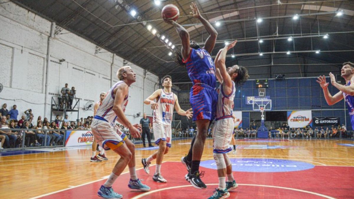 El estadounidense Morris fue implacable en la zona pintada para Villa San Martín. El estadounidense Morris fue implacable en la zona pintada para Villa San Martín.