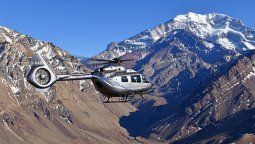 Video: por primera vez un helicóptero bimotor se posó en la cima del Aconcagua