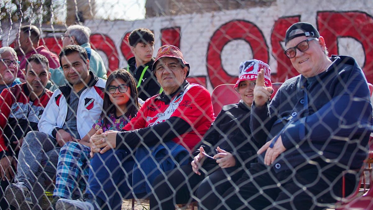 En familia, los hinchas del Deportivo Maipú disfrutaron la tarde en su cancha. En familia, los hinchas del Deportivo Maipú disfrutaron la tarde en su cancha.
