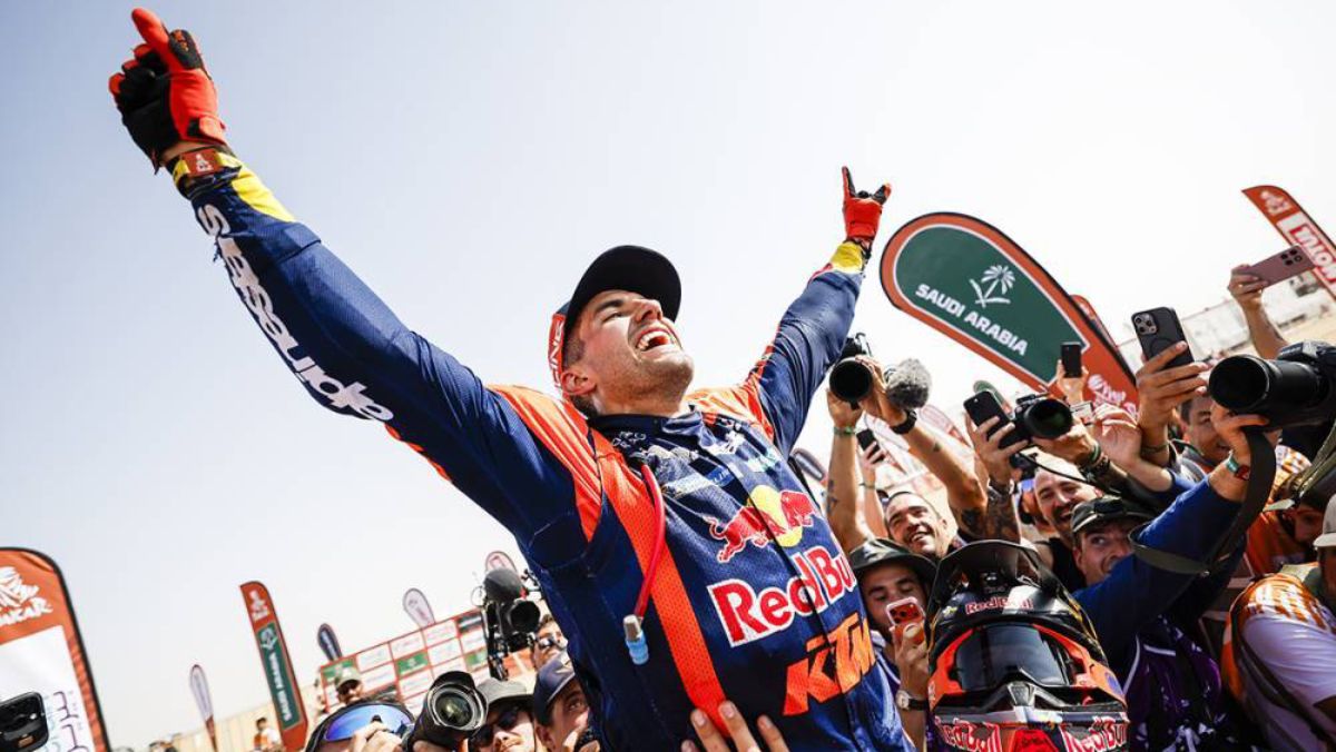 Toda la felicidad del salte&ntilde;o Luciano Benavides, ya metido en la historia grande del rally m&aacute;s importante del mundo: el Dakar.