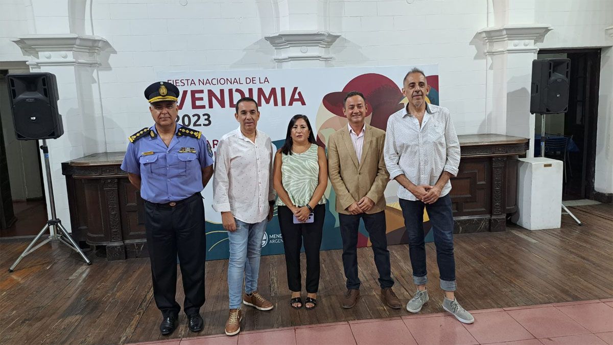 El jede de Policías, Marcelo Calipo, el director de Producción Cultural, Pablo Moreno, la directora de Discapacidad, Gabriela Juarez, el secretario de Turismo y Cultura, Felipe Rinaldo y el director de Estrategias Culturales, Fabián Sama.