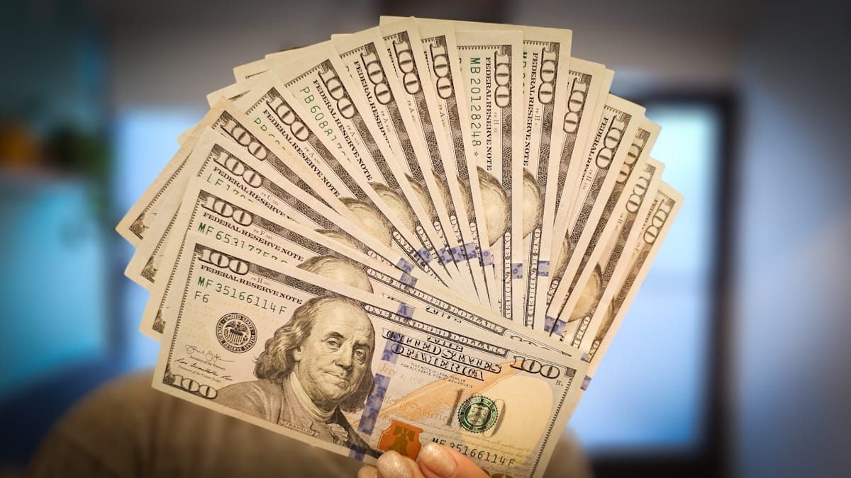 El dólar blue cerró con una suba de $15 en el primer día de la semana