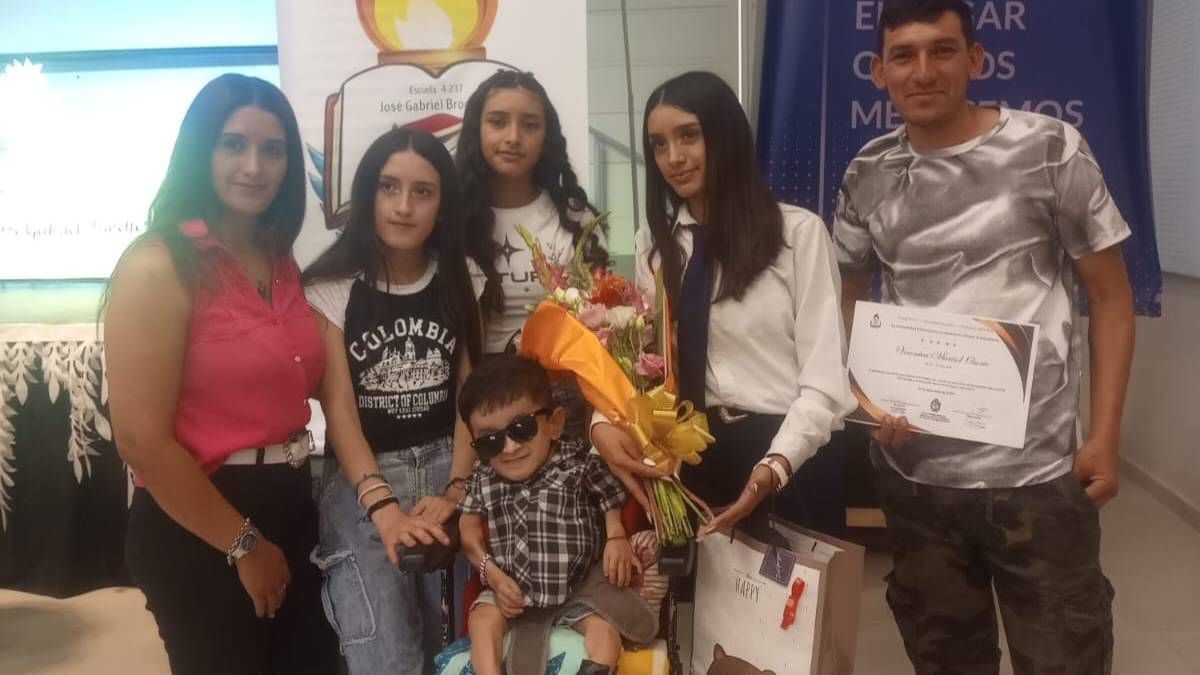 Esteban Osorio junto a toda su familia. Esteban Osorio junto a toda su familia.