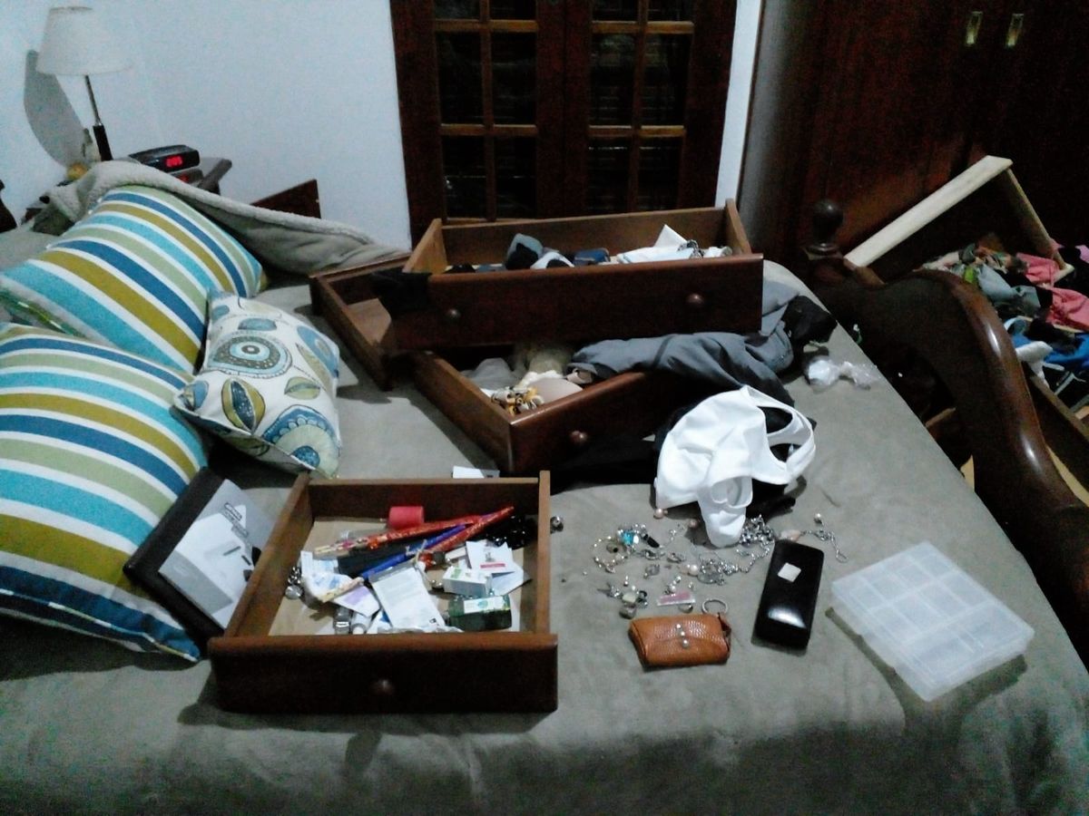 Los ladrones revisaron los cuartos para sustraer joyas y algo de dinero que guardaba la pareja en su vivienda. Los ladrones revisaron los cuartos para sustraer joyas y algo de dinero que guardaba la pareja en su vivienda.