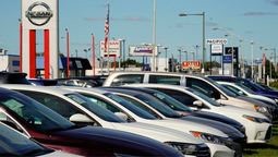 Se recomienda hacer la reserva con anticipación, comparar los precios, leer las políticas de alquiler, y seleccionar el seguro del automóvil