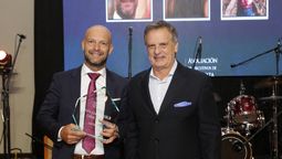 Rubén David recibió el premio como Ejecutivo Pyme del Año, por parte de Jorge Mosso, Vicepresidente de la Asociación de Ejecutivos de Mendoza.