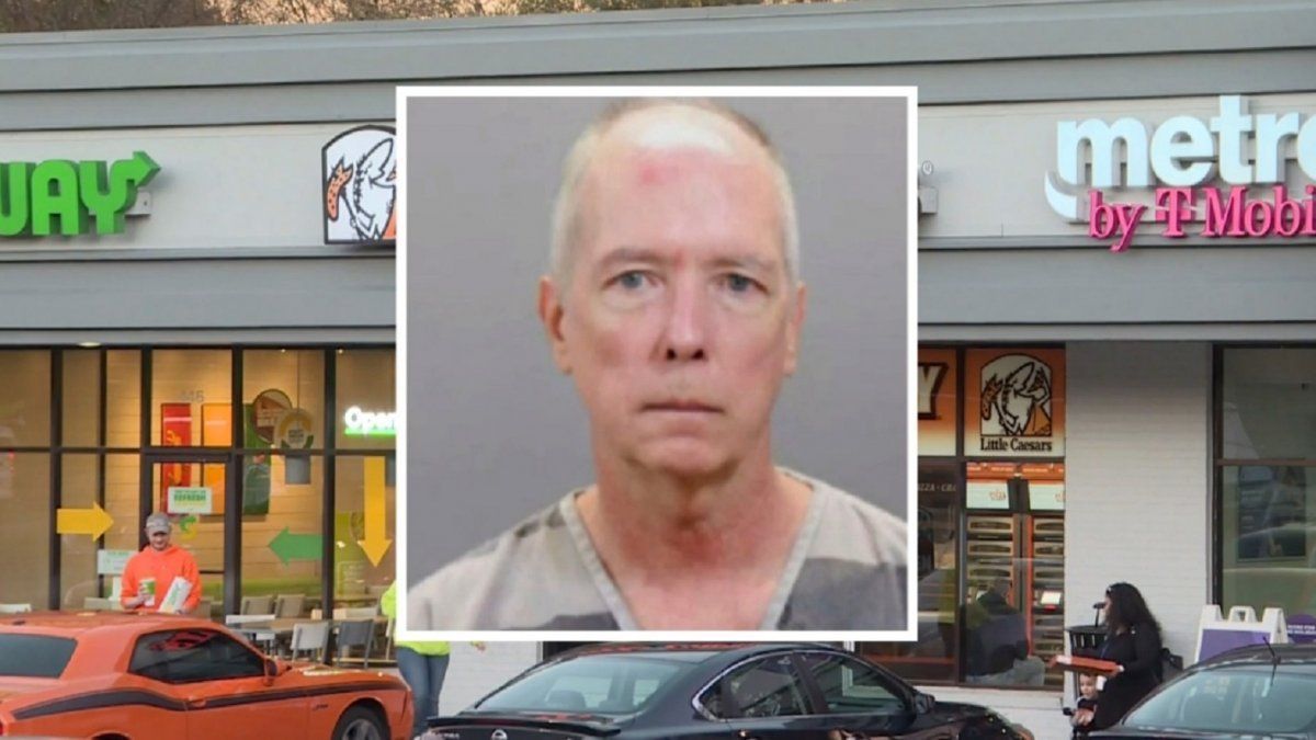 Poca paciencia. Pidió pizza se demoraron y los amenazó con un fusil AK-47.