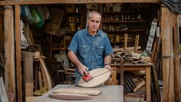 El emprendedor mendocino recicla barricas de roble para fabricar lámparas, columpios, sillones, tablas y cavas.