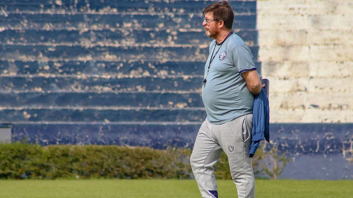 Alfredo Berti tiene varias bajas en Independiente Rivadavia para armar el equipo que jugará frente a Brown de Adrogué.