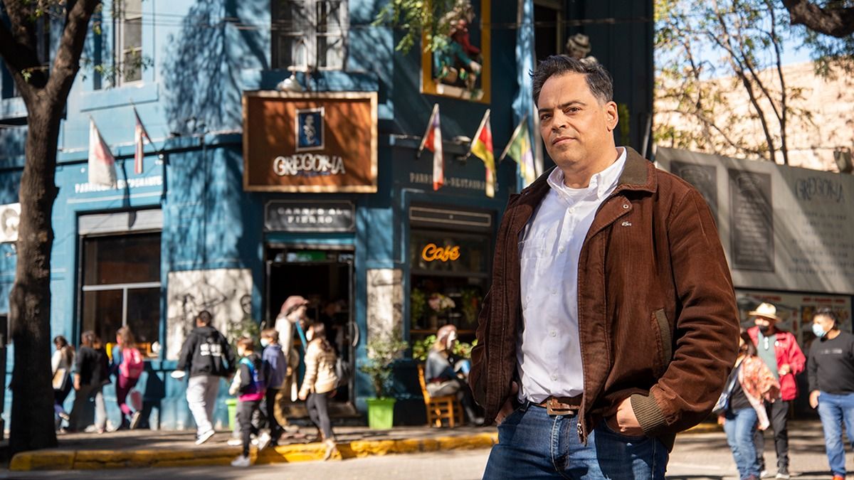 Carlos Meizenq en la esquina de Gregoria Matorras. Fotos: Martín Pravata