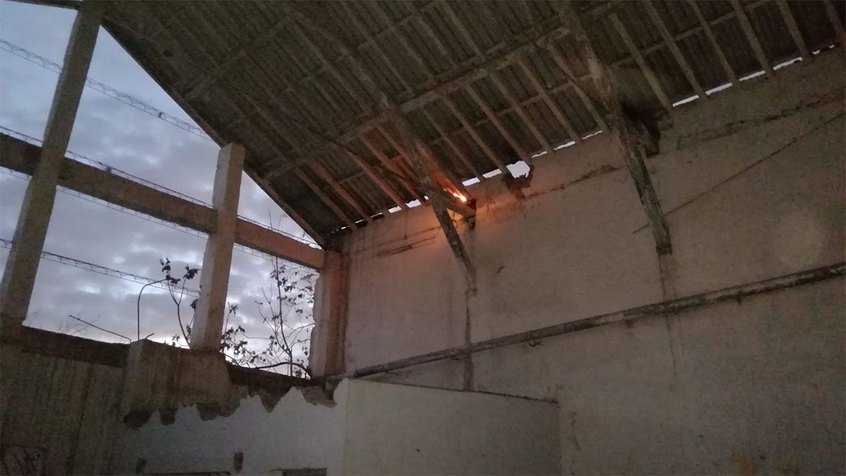 Los vecinos alertaron que el fuego siguió durante la madrugada del martes.