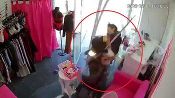 Sin casco y a toda velocidad: adolescentes de 14 años atravesaron una vidriera en moto y quedaron filmadas Sin casco y a toda velocidad: adolescentes de 14 años atravesaron una vidriera en moto y quedaron filmadas