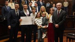 Luis Petri acompañó a sus diputados en la jura.