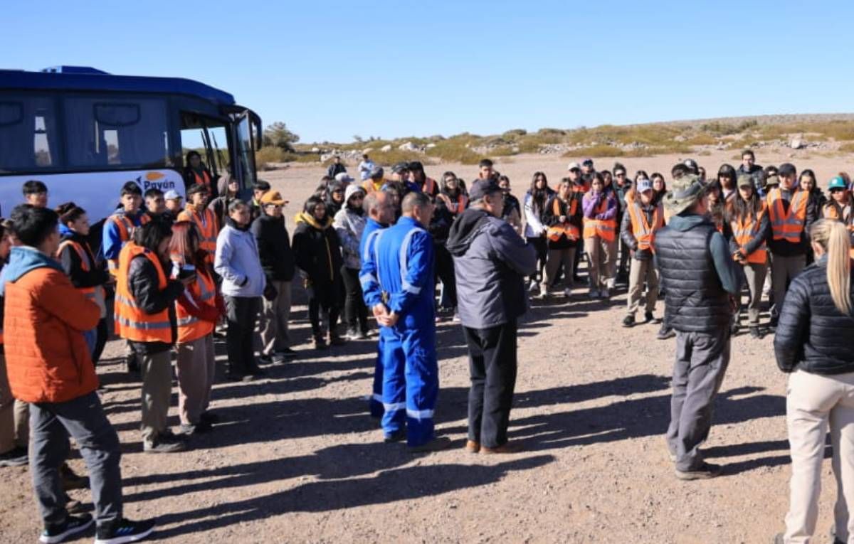 El director de Minería, Jerónimo Shantal ofició de anfitrión en la recorrida con miembros de la comunidad y periodistas.