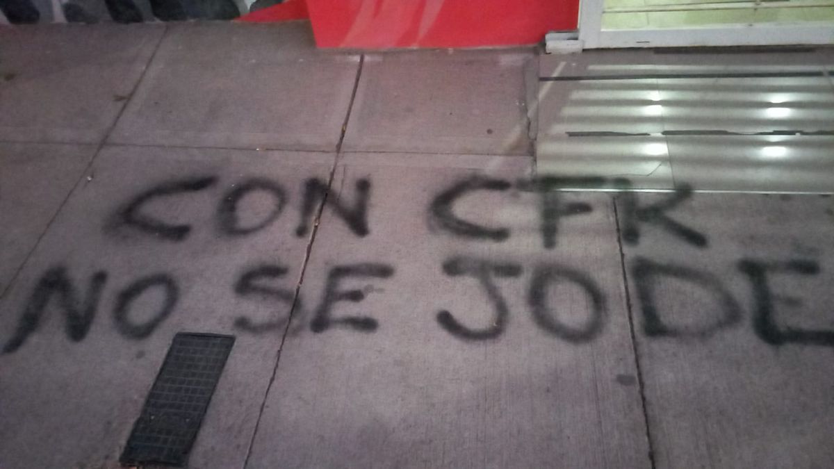 "Con CFK no se jode", dice la pintada aparecida en la vereda de la sede Guaymallén de la UCR. "Con CFK no se jode", dice la pintada aparecida en la vereda de la sede Guaymallén de la UCR.